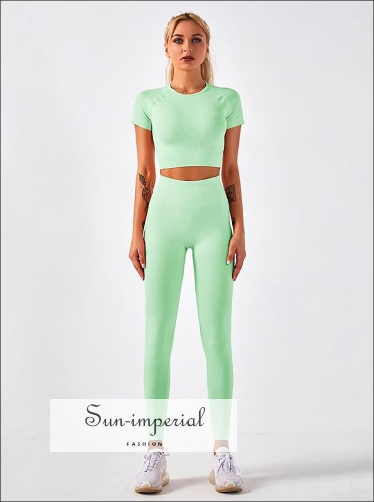 Seamless two-piece sports set in mint green