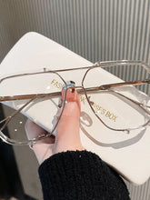 Women's UV Protection Oversized Sunglasses - Sun Imperial product photo 5